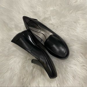 Life stride soft system black flats size 6